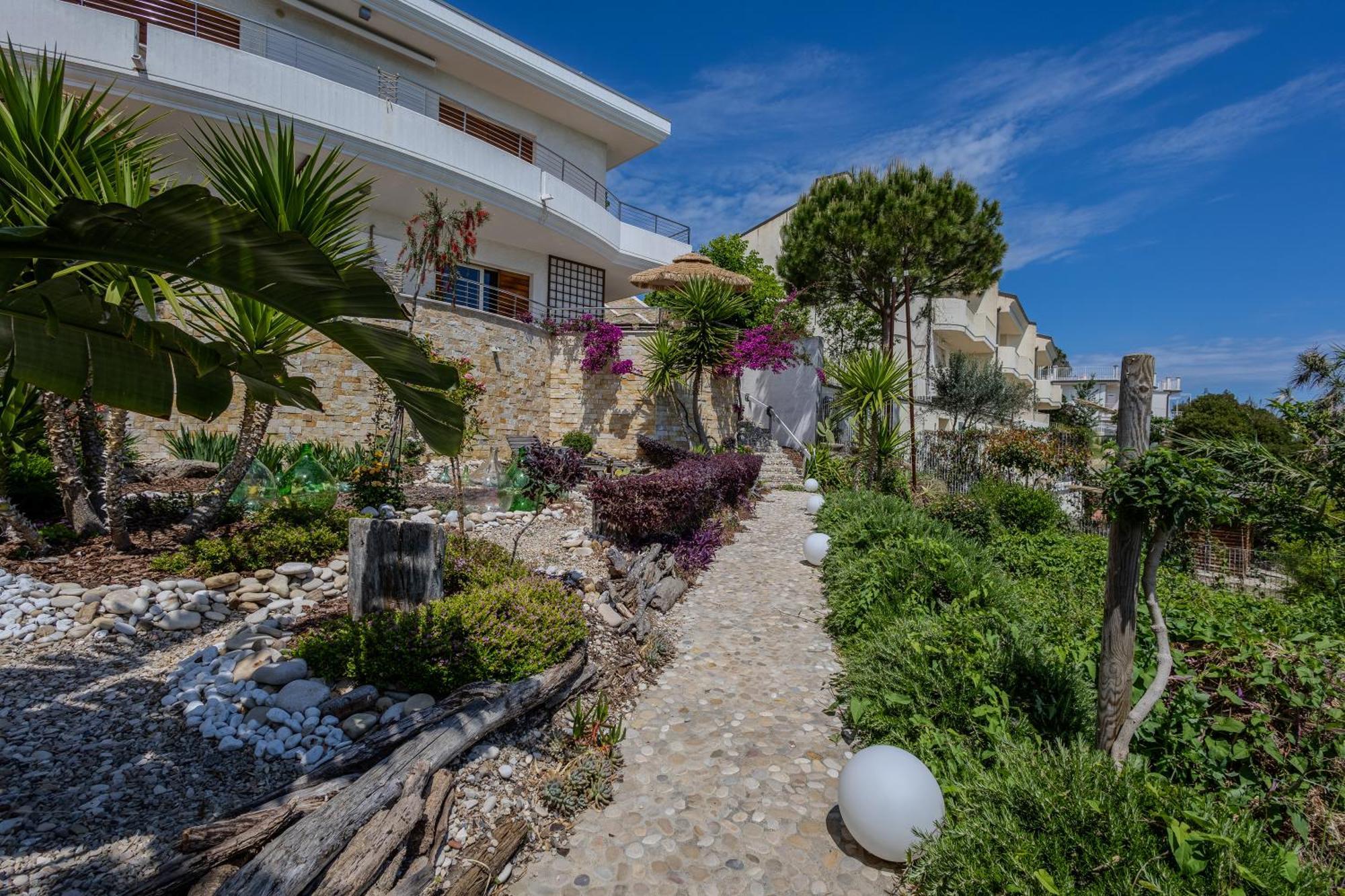 Residenze Longhi Bed & Breakfast Васто Екстериор снимка
